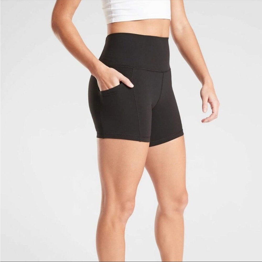 Athleta Salutation Stash Pocket II 7” Short. Sz Small